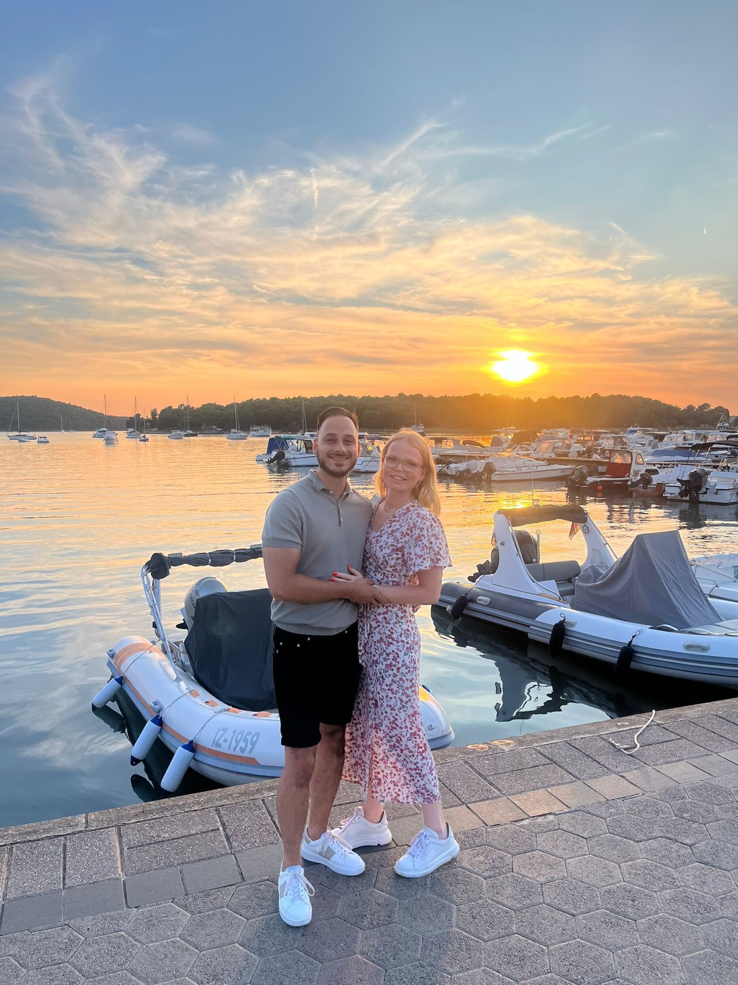 Kaan en Zoë bij zonsondergang in een haven in Kroatië