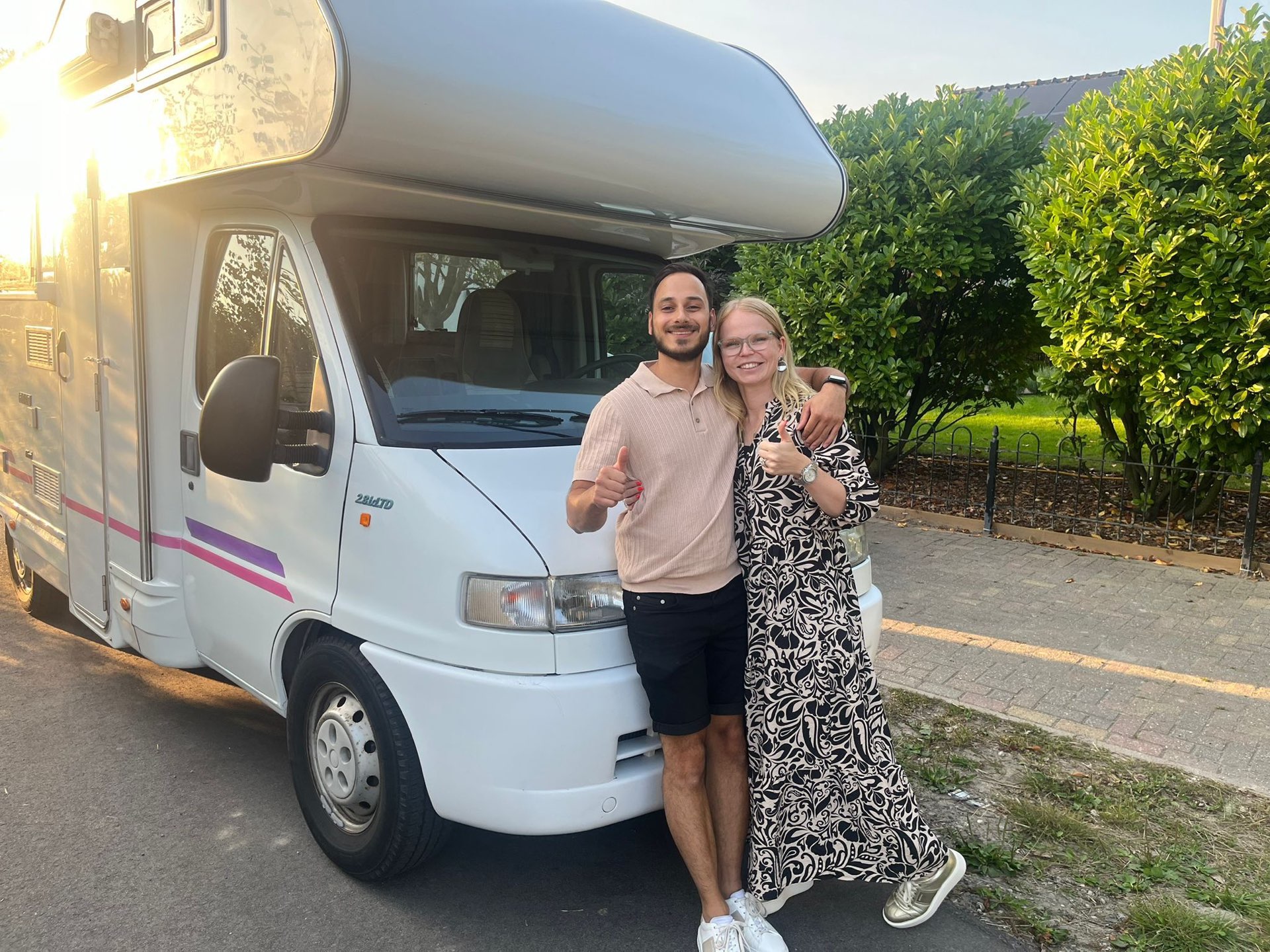 Kaan en Zoë bij hun camper